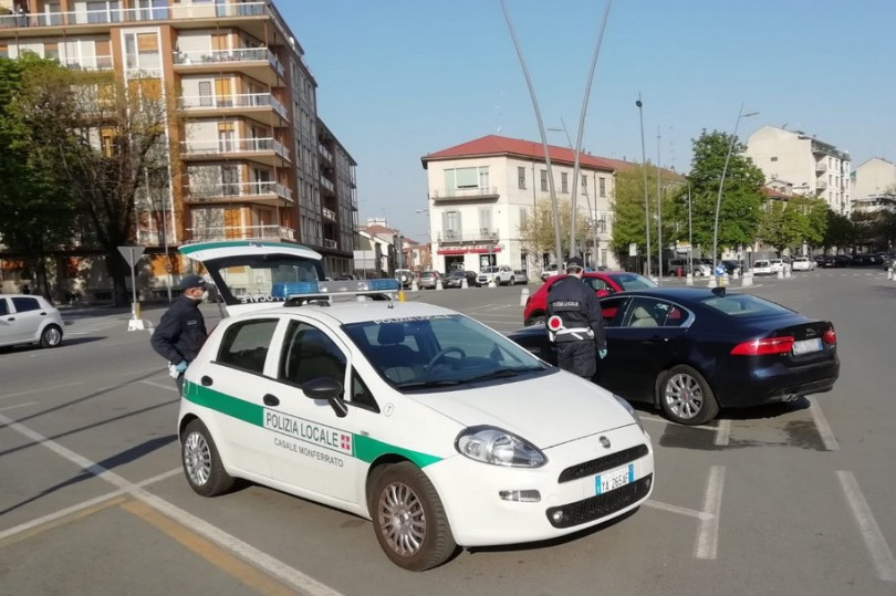 Studente affetto da problemi psichiatrici aggredisce insegnante e tre agenti della Polizia Municipale
